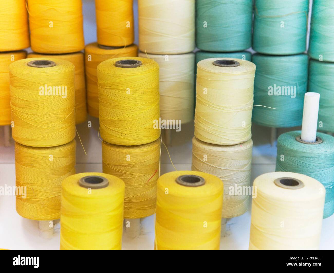 Farbiges Gewinde auf Spulen. Stockfoto
