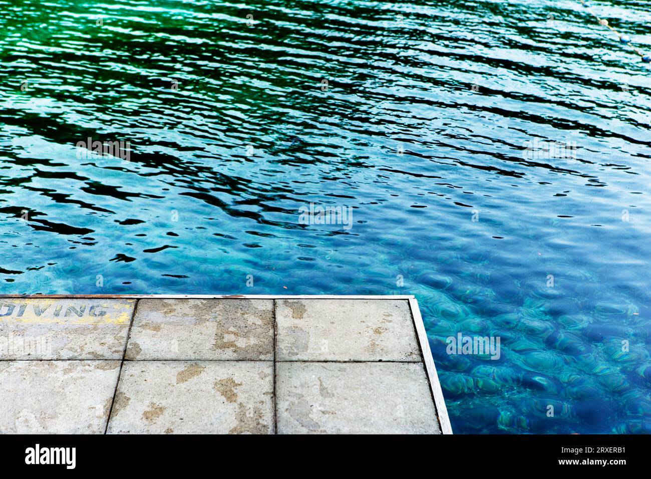 Leerer Pier und Flusswasser. Stockfoto