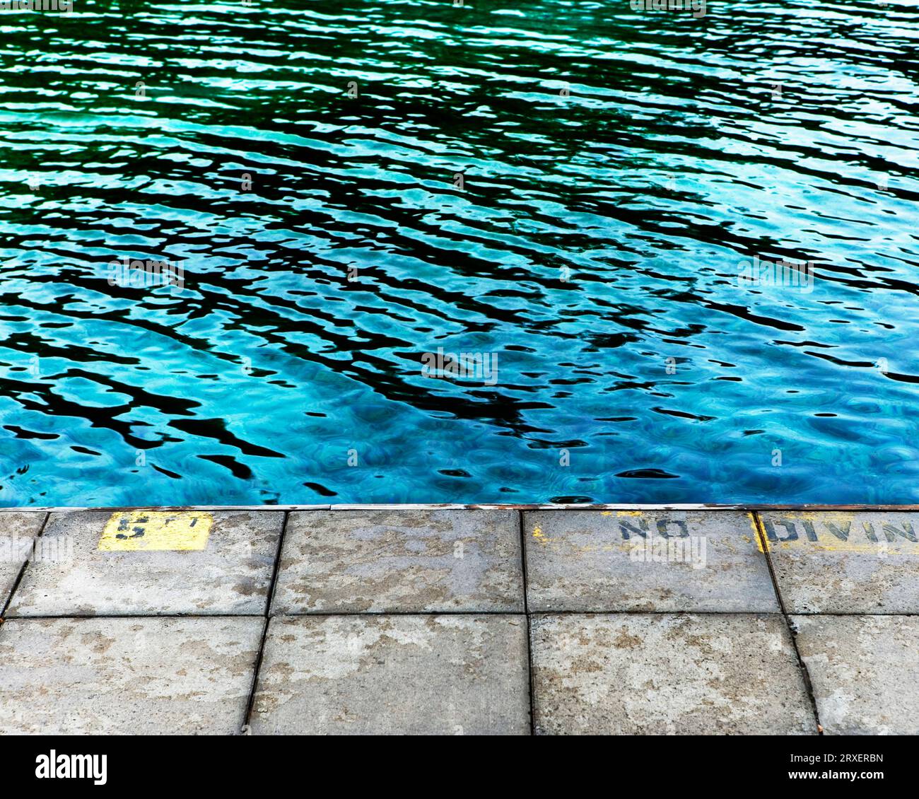 Leerer Pier und Flusswasser. Stockfoto