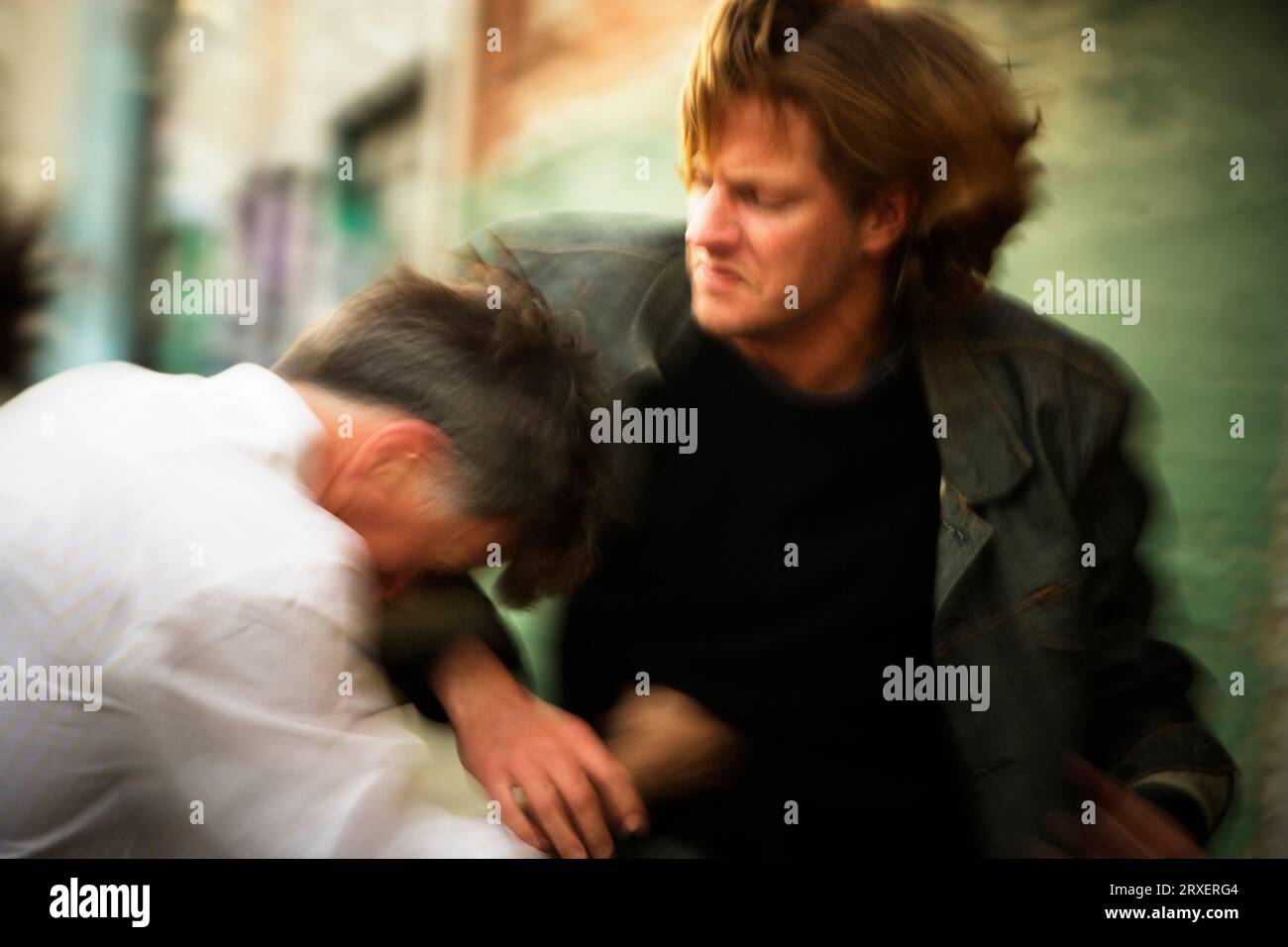 Zwei Männer kämpfen. Stockfoto