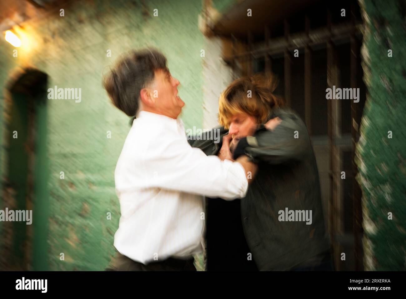 Zwei Männer kämpfen. Stockfoto