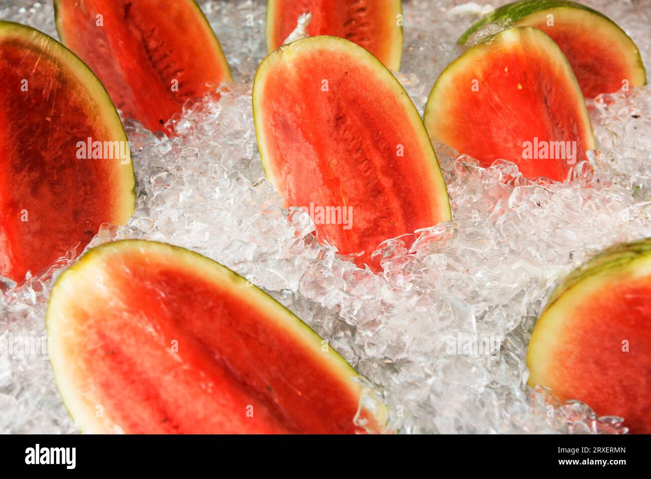 Wassermelone in Scheiben auf Eis. Stockfoto