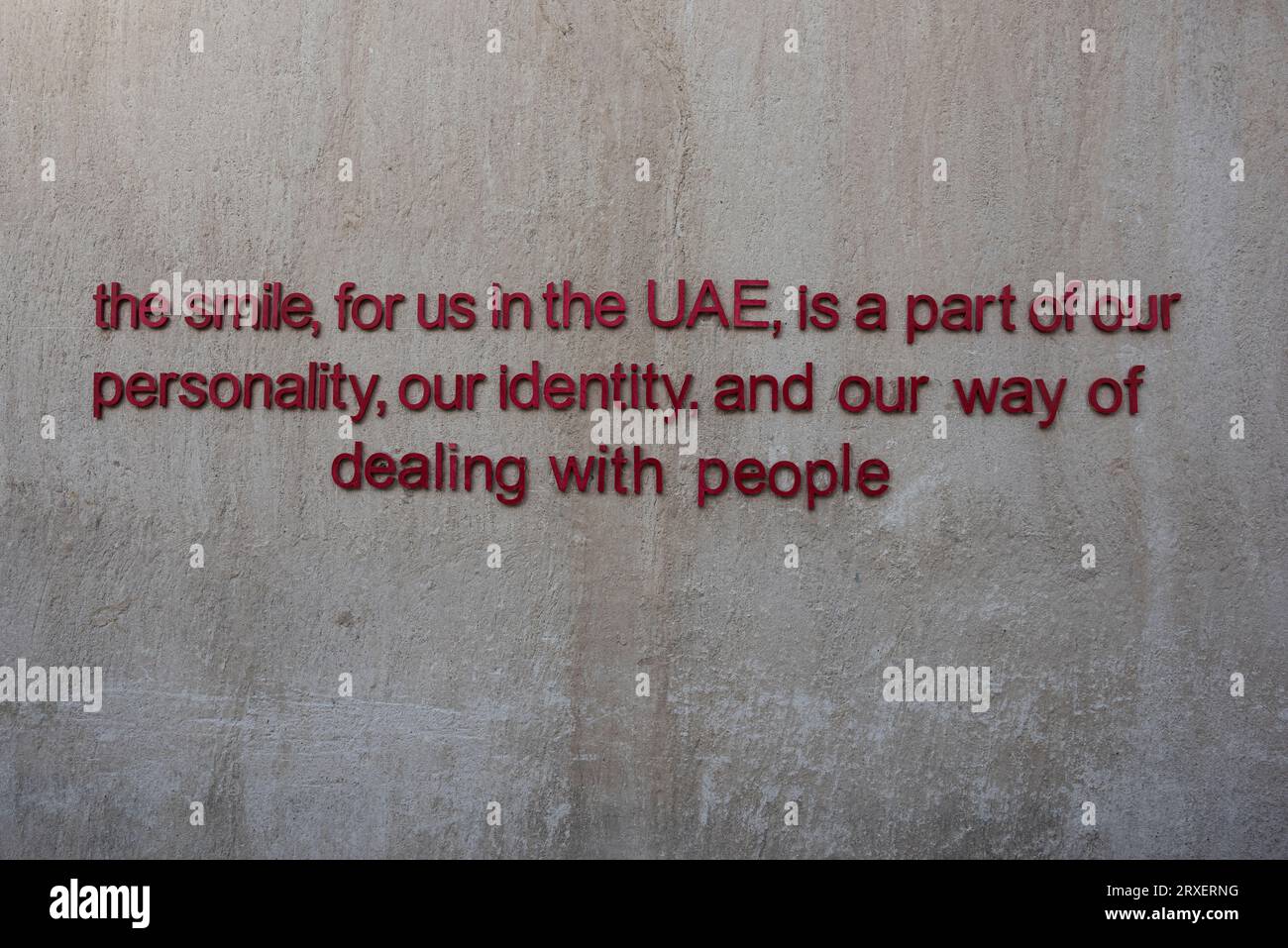 Ein Sprichwort der Weisheit an einer Mauer in Al Bastakia, dem historischen Al Fahidi-Viertel von Dubai, einem geschäftigen Touristenziel im Nahen Osten. VAE Stockfoto