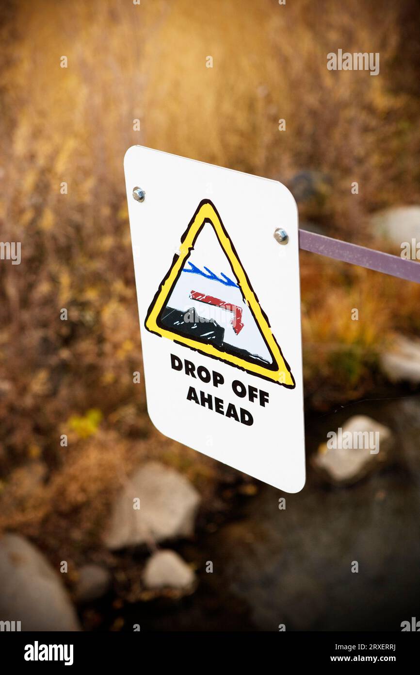 SCHILD „DROP OFF AHEAD“. Dieses Schild wird verwendet, um Kanufahrer und Kajakfahrer vor veränderten Bedingungen zu warnen. Stockfoto