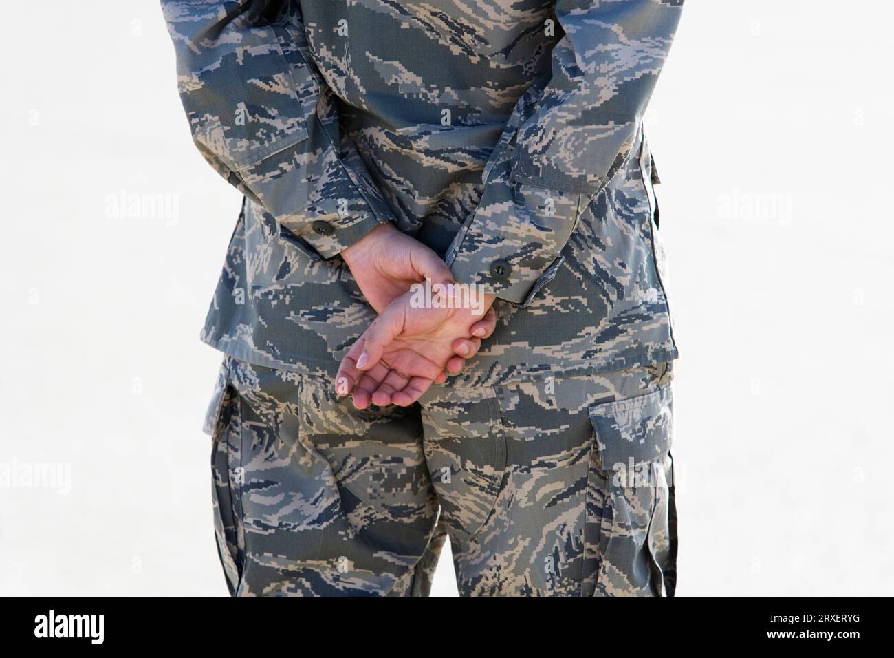 Nahaufnahme, Rückansicht der Person in einer Militäruniform mit hinter dem Rücken verschnallten Händen. Stockfoto