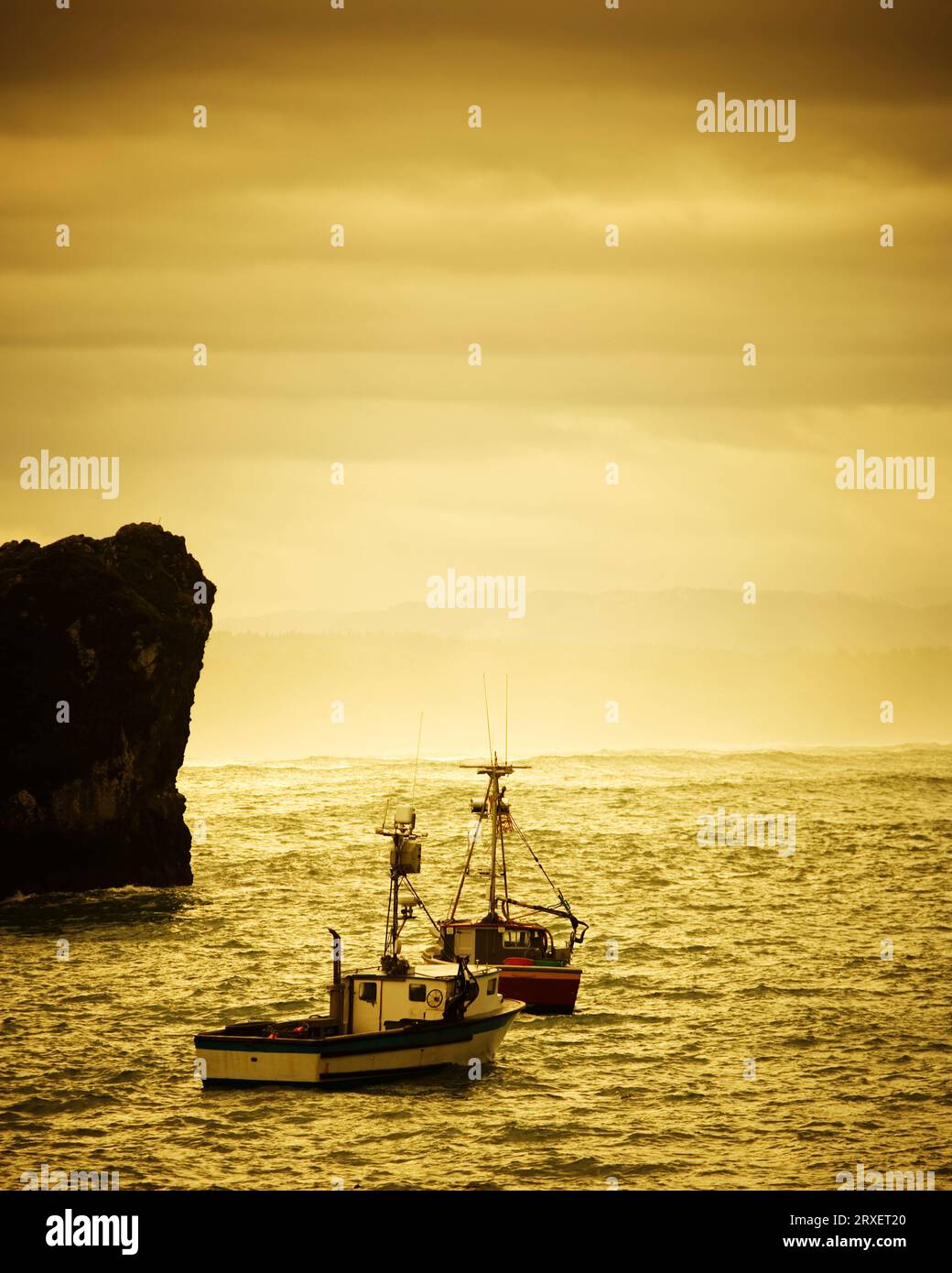 Angelboote/Fischerboote auf dem Wasser, Trinidad, Kalifornien. Stockfoto