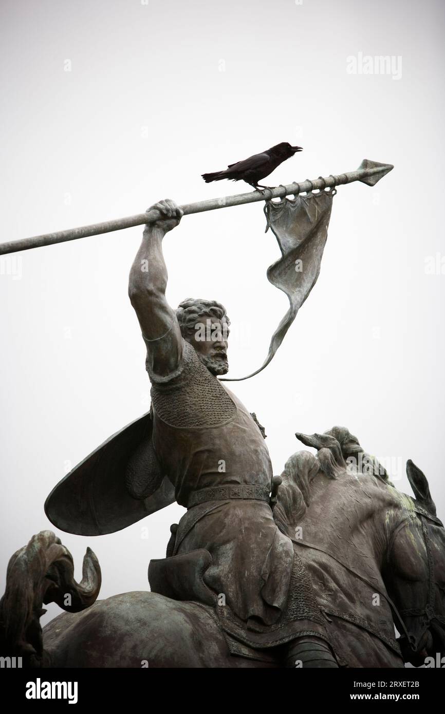 Ein Vogel auf der Statue von El Cid, San Francisco, Kalifornien. Stockfoto