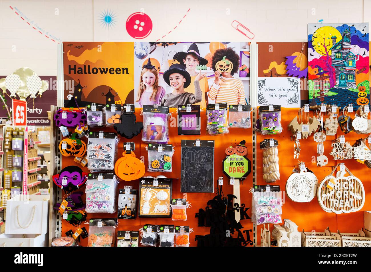 Halloween-Artikel auf Hobby Craft Exeter September 2023 Stockfoto