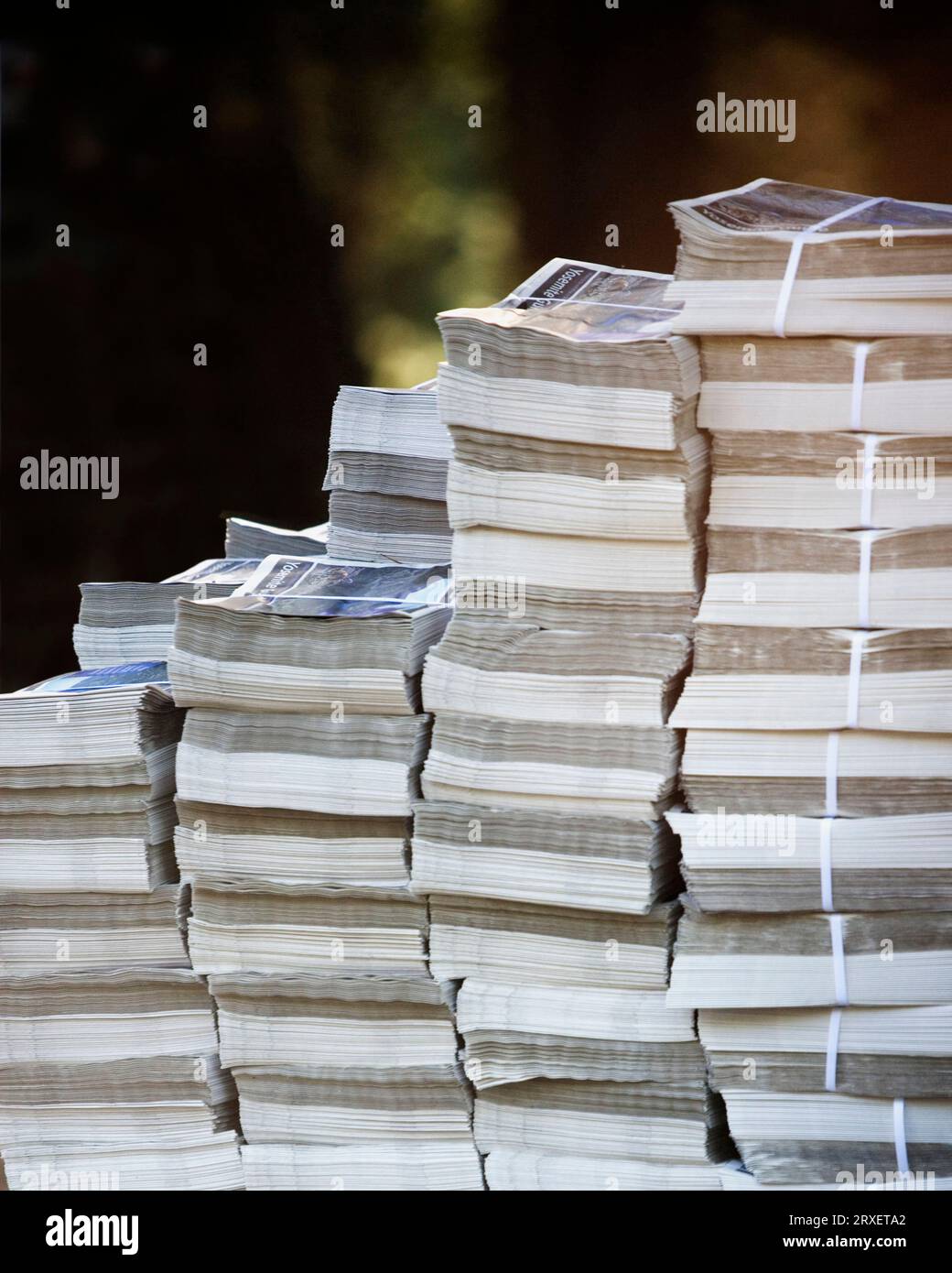 Stapel gedruckter Broschüren. Stockfoto