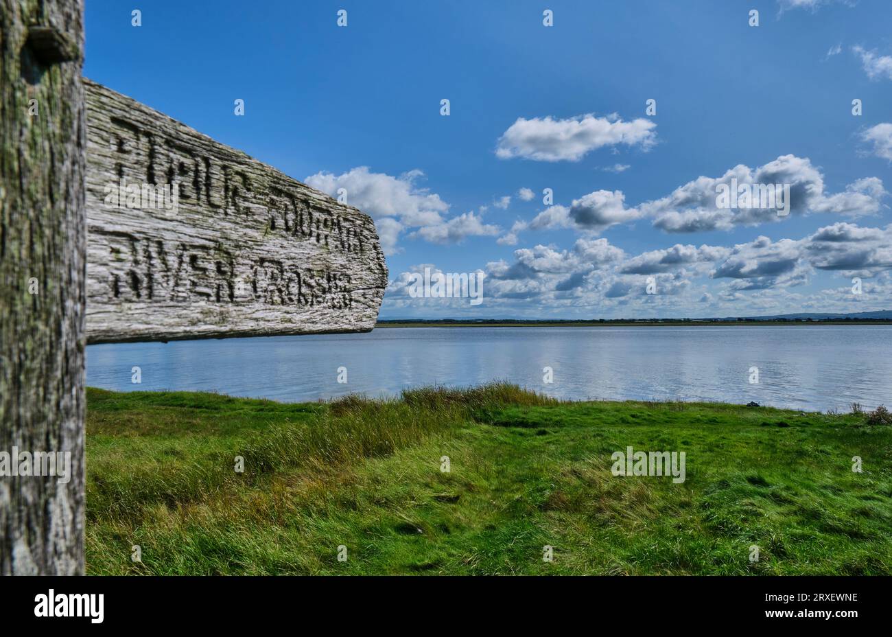 Schild für den öffentlichen Fußweg zur Flussüberquerung des Flusses Wampool in der Nähe von Anthorn, Carlisle, Cumbria Stockfoto