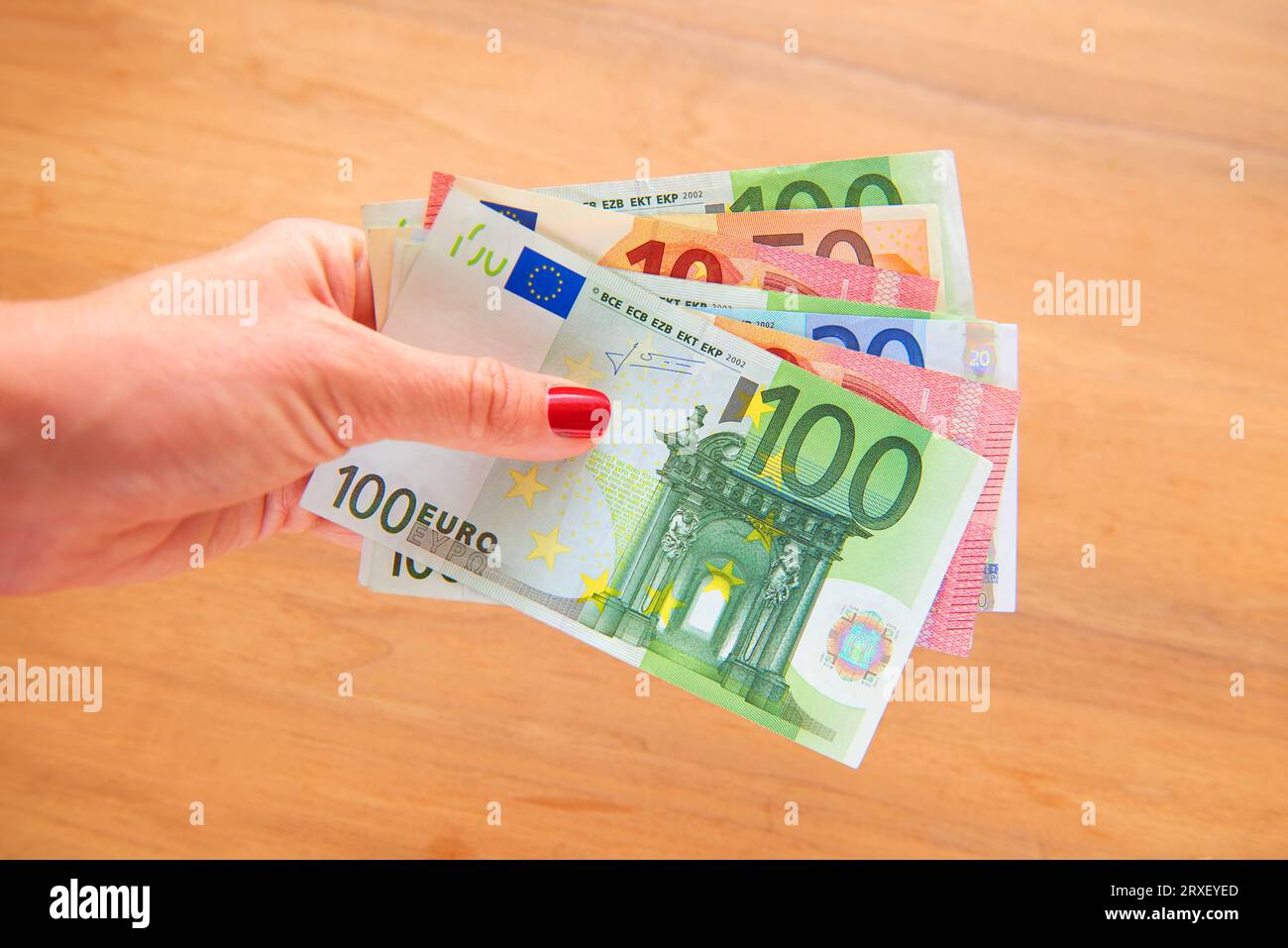 Hand halten Banknoten Stockfoto