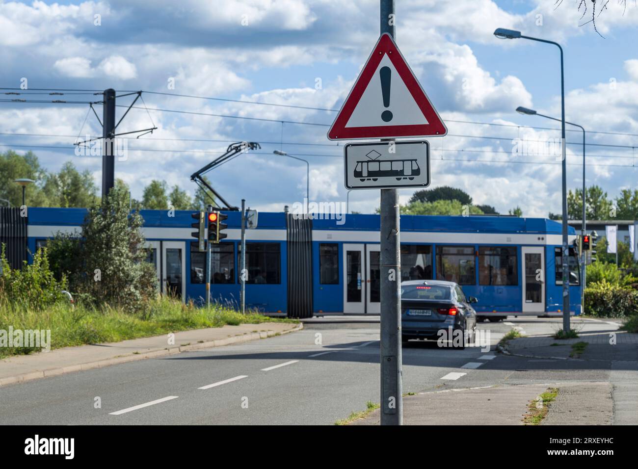 Ein Verkehrsschild warnt vor dem Straßenbahnverkehr Stockfoto