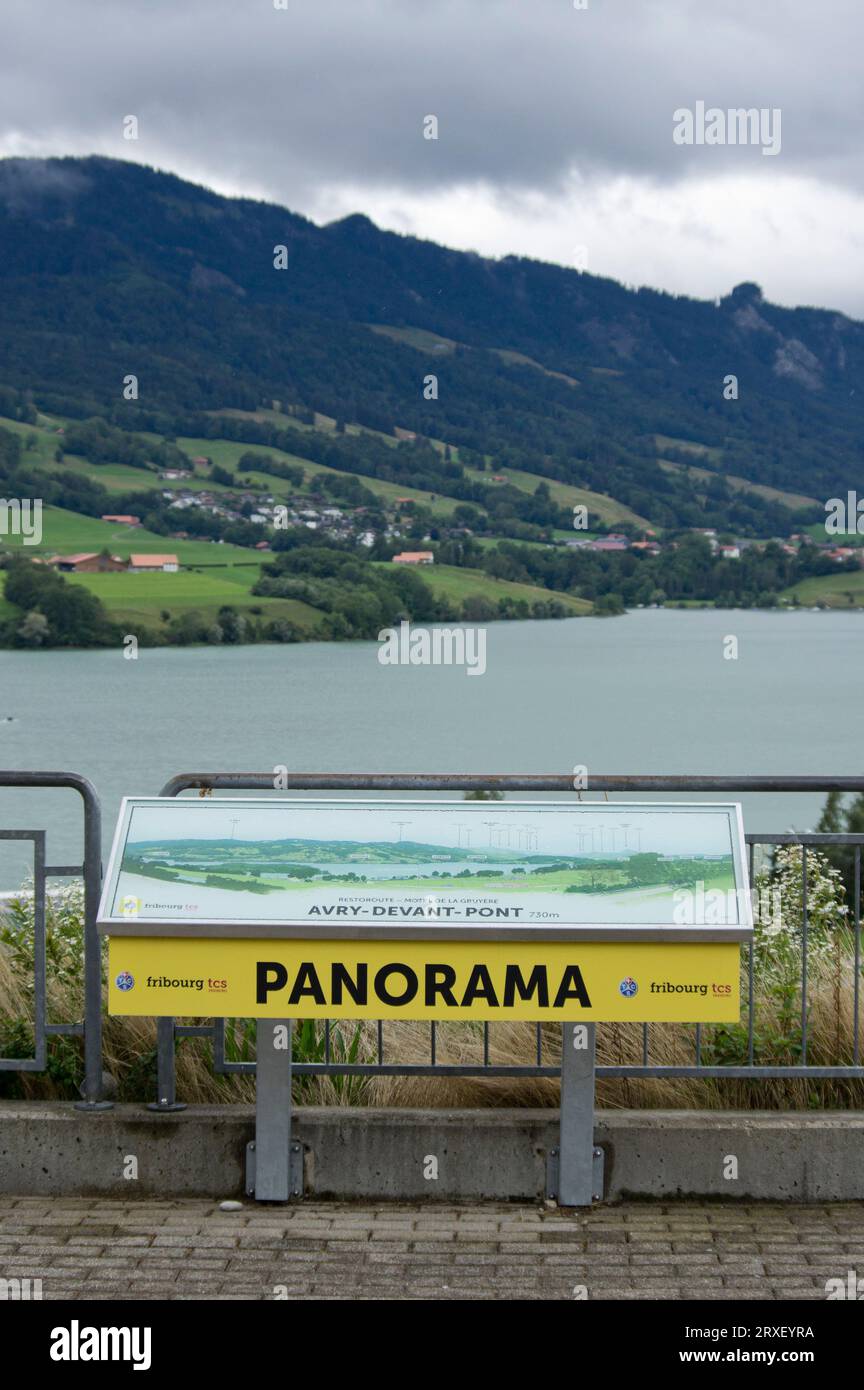 GRUYERE, SCHWEIZ - 6. AUGUST 2023: Aussichtspunkt am Motel de la Gruyere mit Gruyere-See im Hintergrund Stockfoto