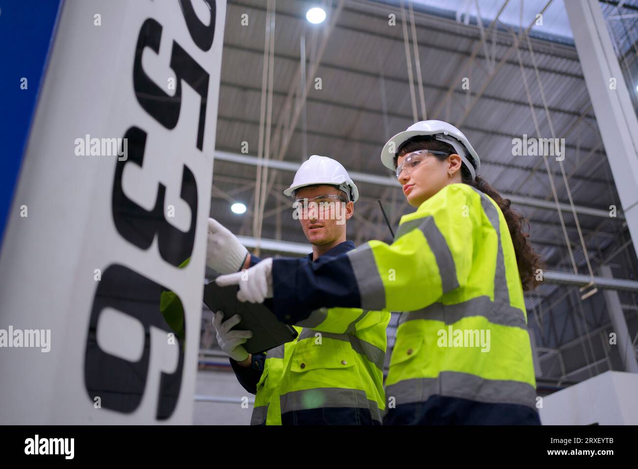 Arbeiter und Kartonverpackungsfabrik. Arbeiter und Fabrikkonzept. Stockfoto