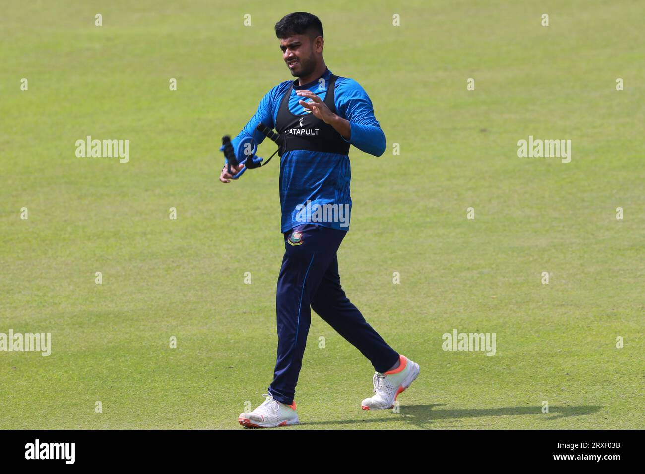 Mehedi Hasan Miraz nimmt während der Cricketspiele in Bangladesch vor dem dritten Platz an einer Trainingseinheit im Sher-e-Bangla National Cricket Stadium (SBNCS) Teil Stockfoto