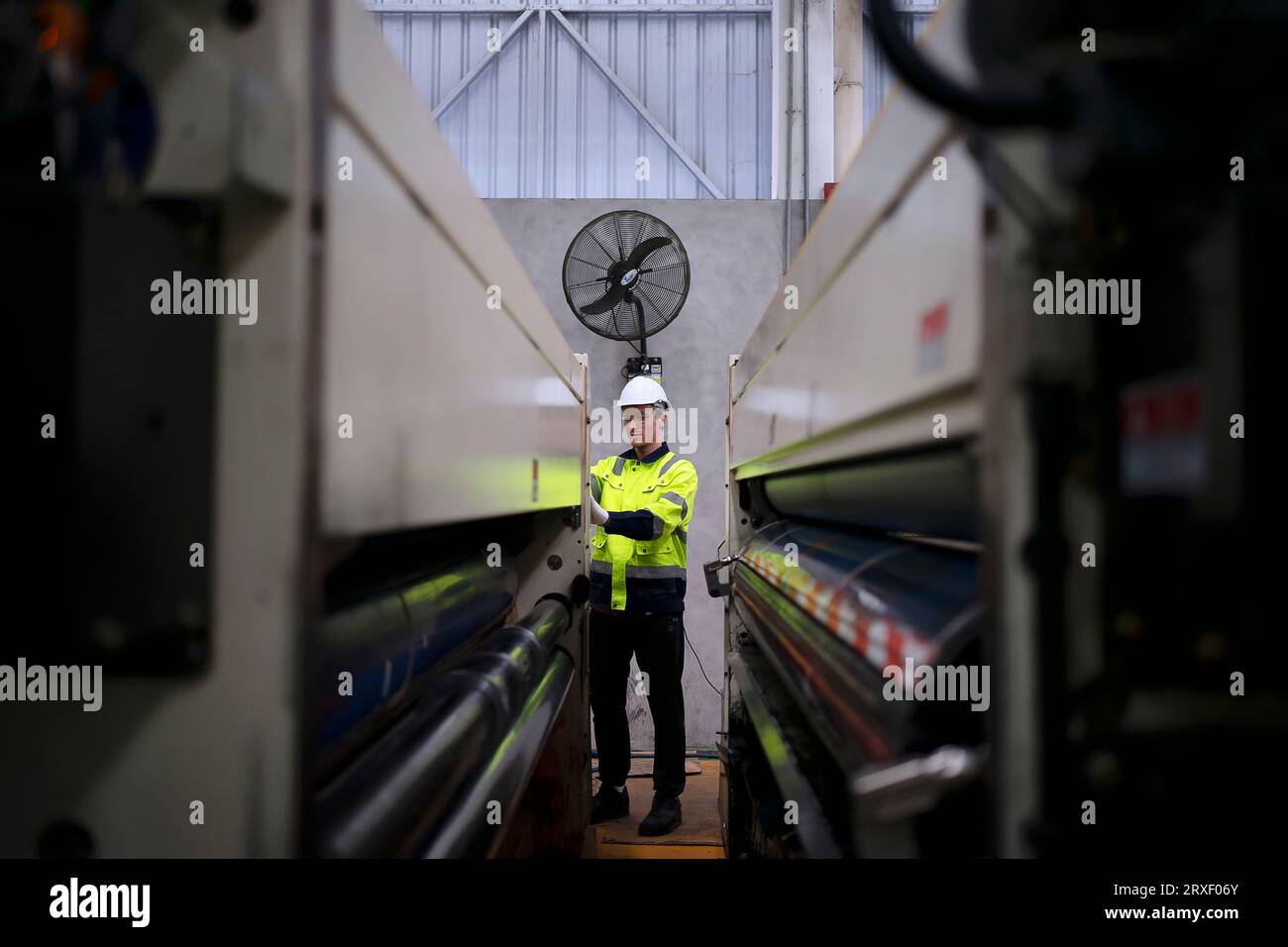 Arbeiter und Kartonverpackungsfabrik. Arbeiter und Fabrikkonzept. Stockfoto