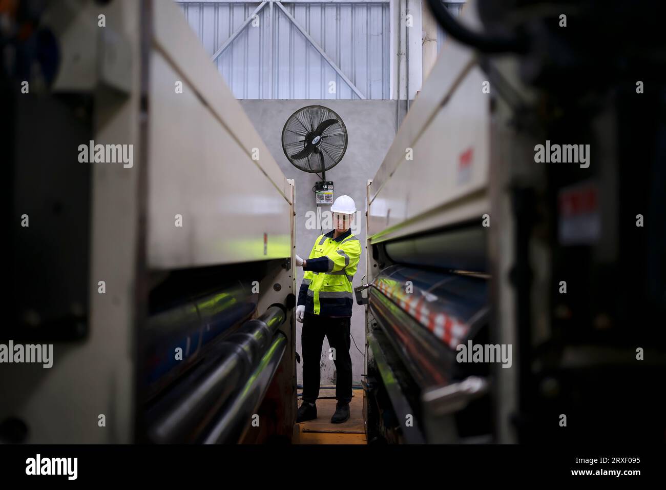Arbeiter und Kartonverpackungsfabrik. Arbeiter und Fabrikkonzept. Stockfoto