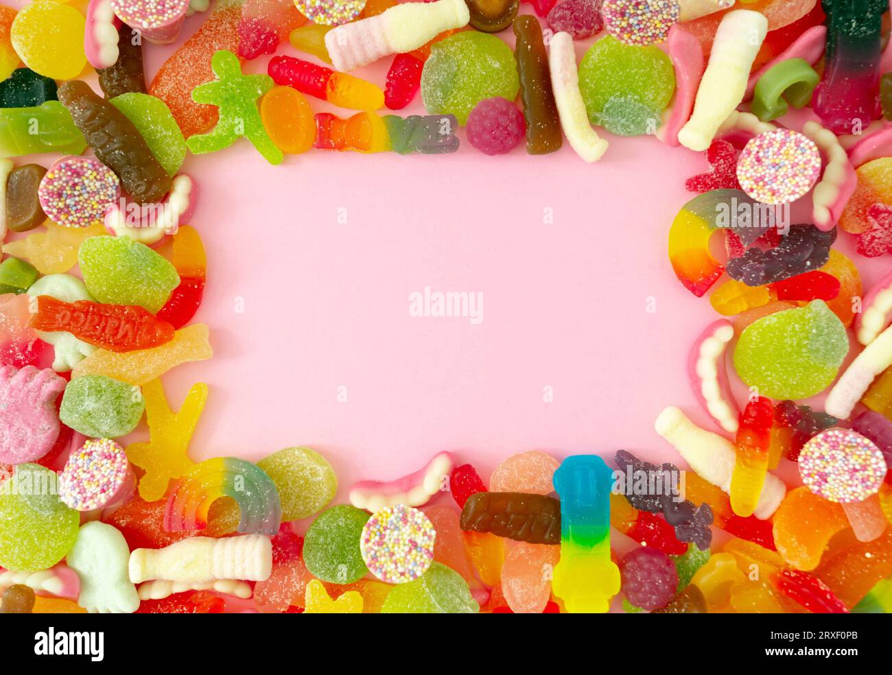 Kreativer Hintergrund aus gummiartigen Süßigkeiten mit Kopierbereich. Farbenfrohe flache Lage. Gelee-Bonbons ästhetisch. Stockfoto