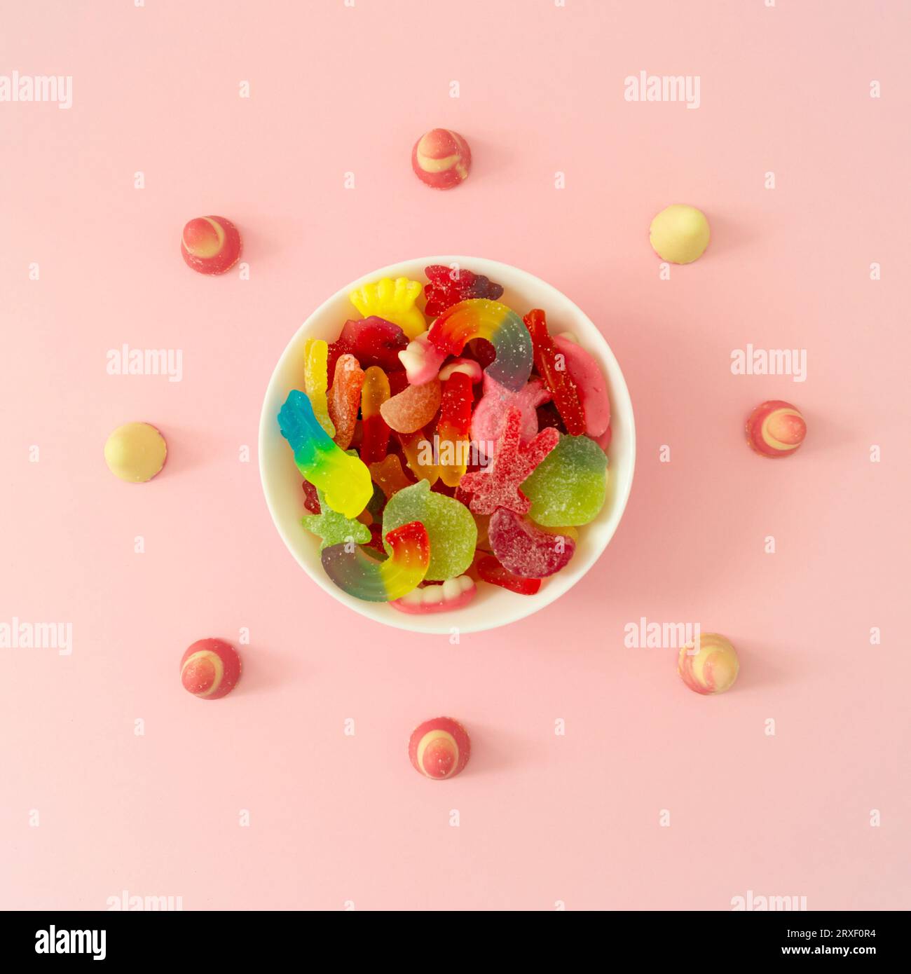 Kreativer Hintergrund aus gummiartigen Süßigkeiten. Farbenfrohe flache Lage. Gelee-Bonbons ästhetisch. Minimales Konzept. Stockfoto
