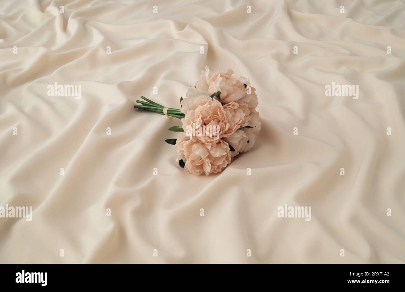 Frische Blumen auf geschmeidiger, eleganter Seide. Naturästhetik. Minimales Konzept und Einfachheit. Luxuriöses Layout. Stockfoto