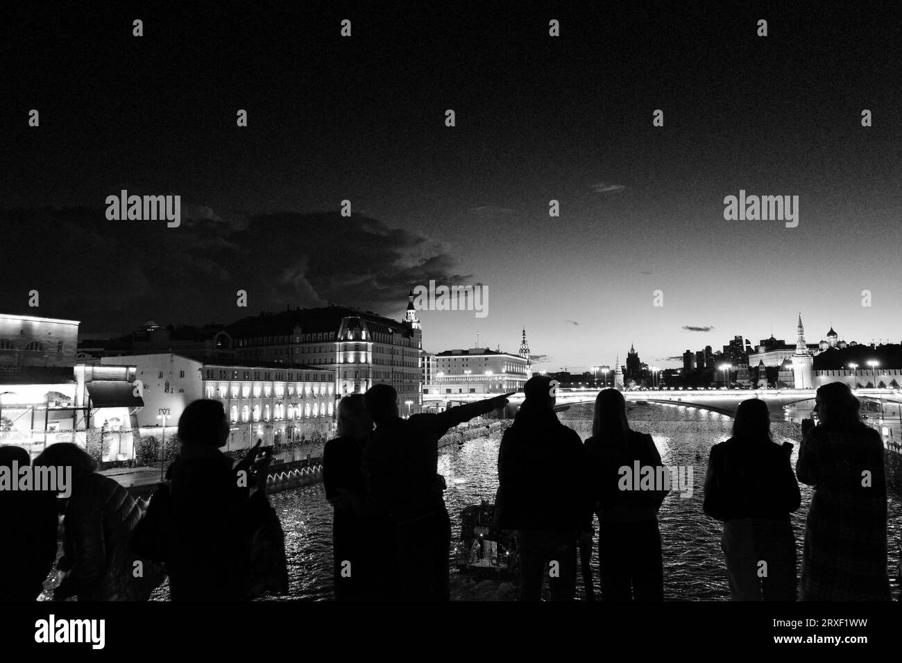 Moskau. Brücke über den Fluss Moskva. Silhouetten von Menschen. Abendliche Spaziergänge und Ausflüge. Schwarzweißbild Stockfoto