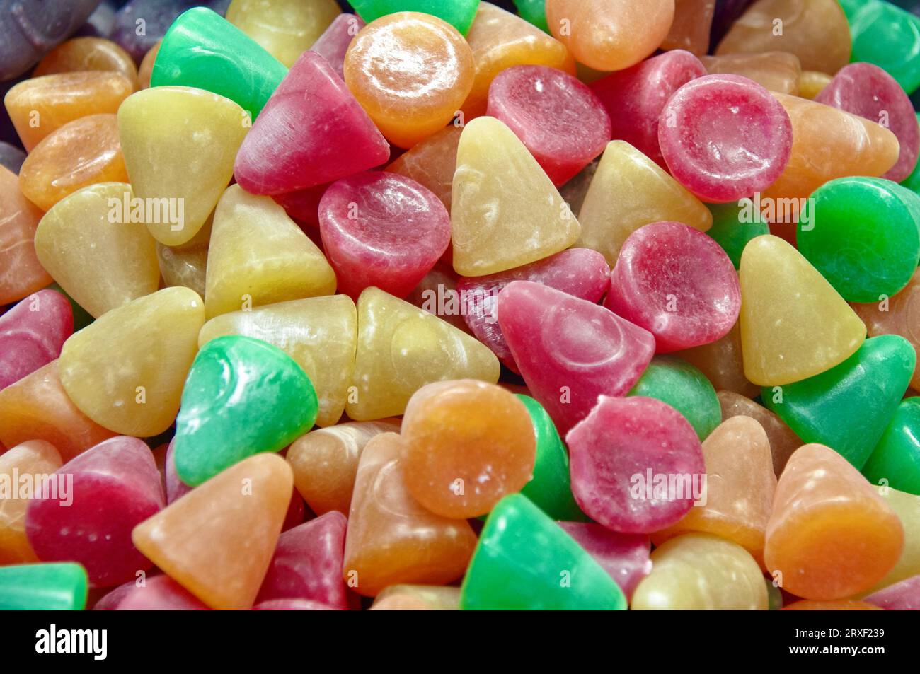 Ein Stapel bunte Gelee-Süßwaren in Orange, Gelb, Grün und Rot. Stockfoto