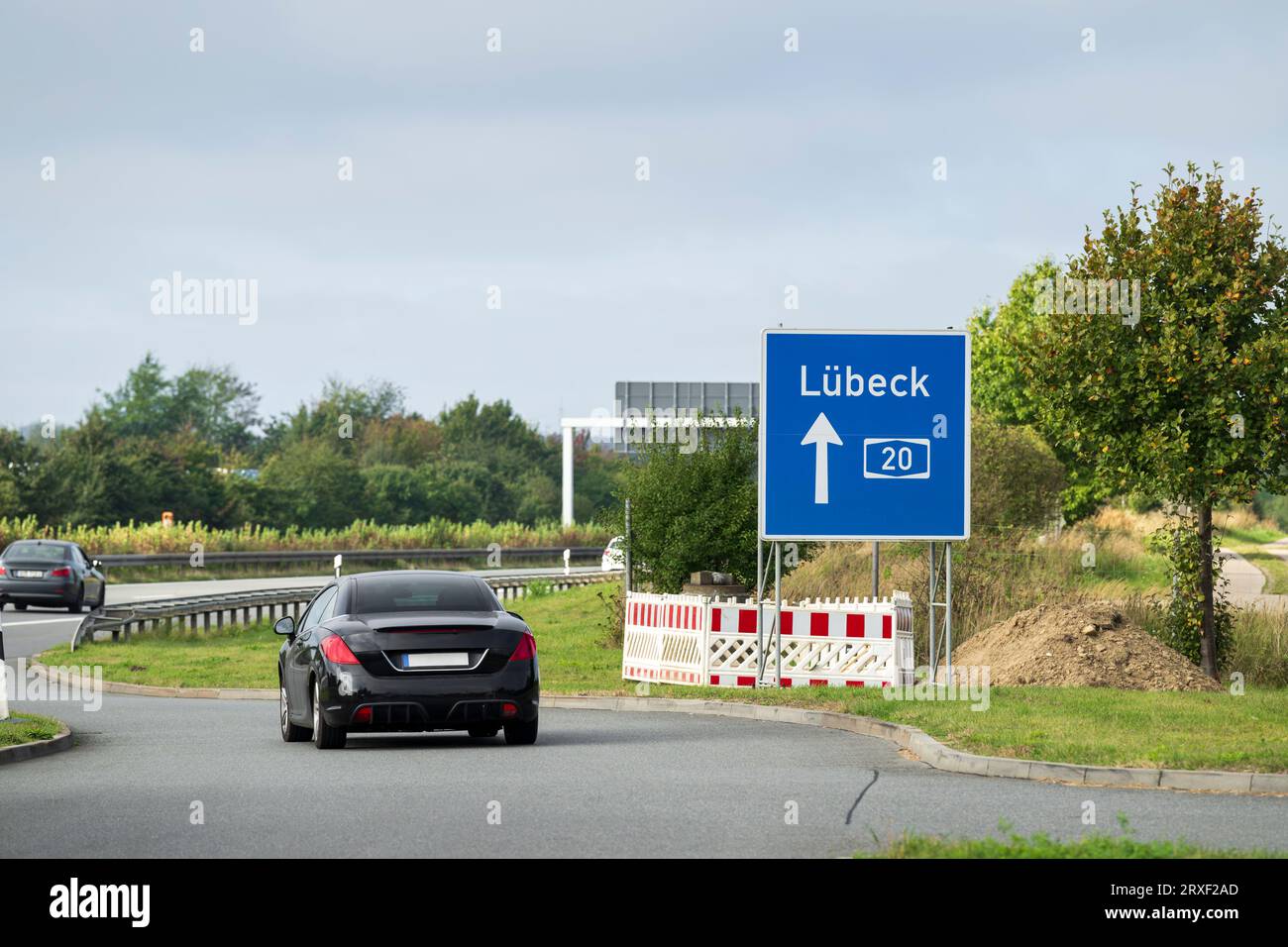 Ein Auto fährt von der Raststätte in Richtung Lübeck auf die Autobahn Stockfoto