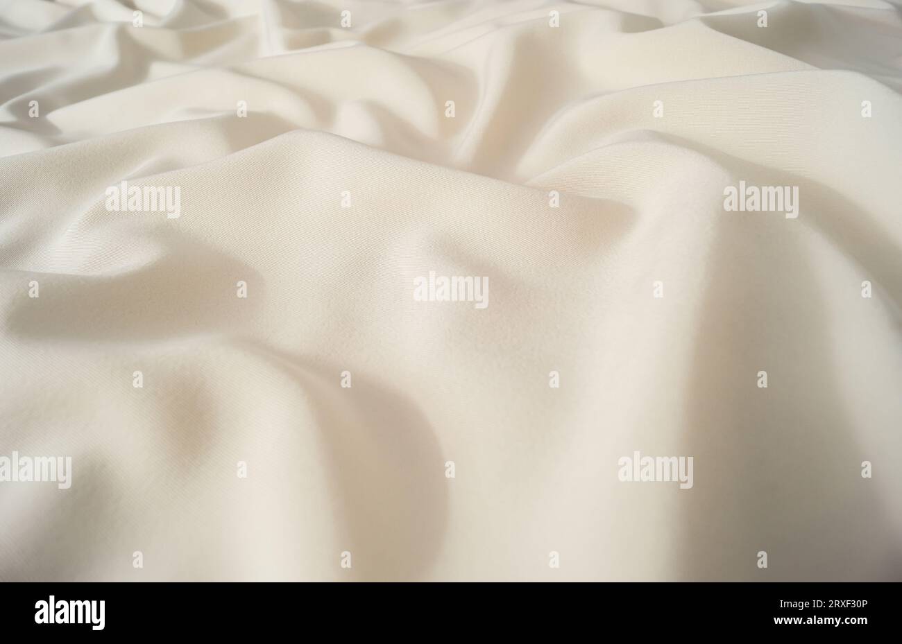 Trendige, elegante Seide. Minimales Hintergrundkonzept. Luxuriöses Layout. Stockfoto