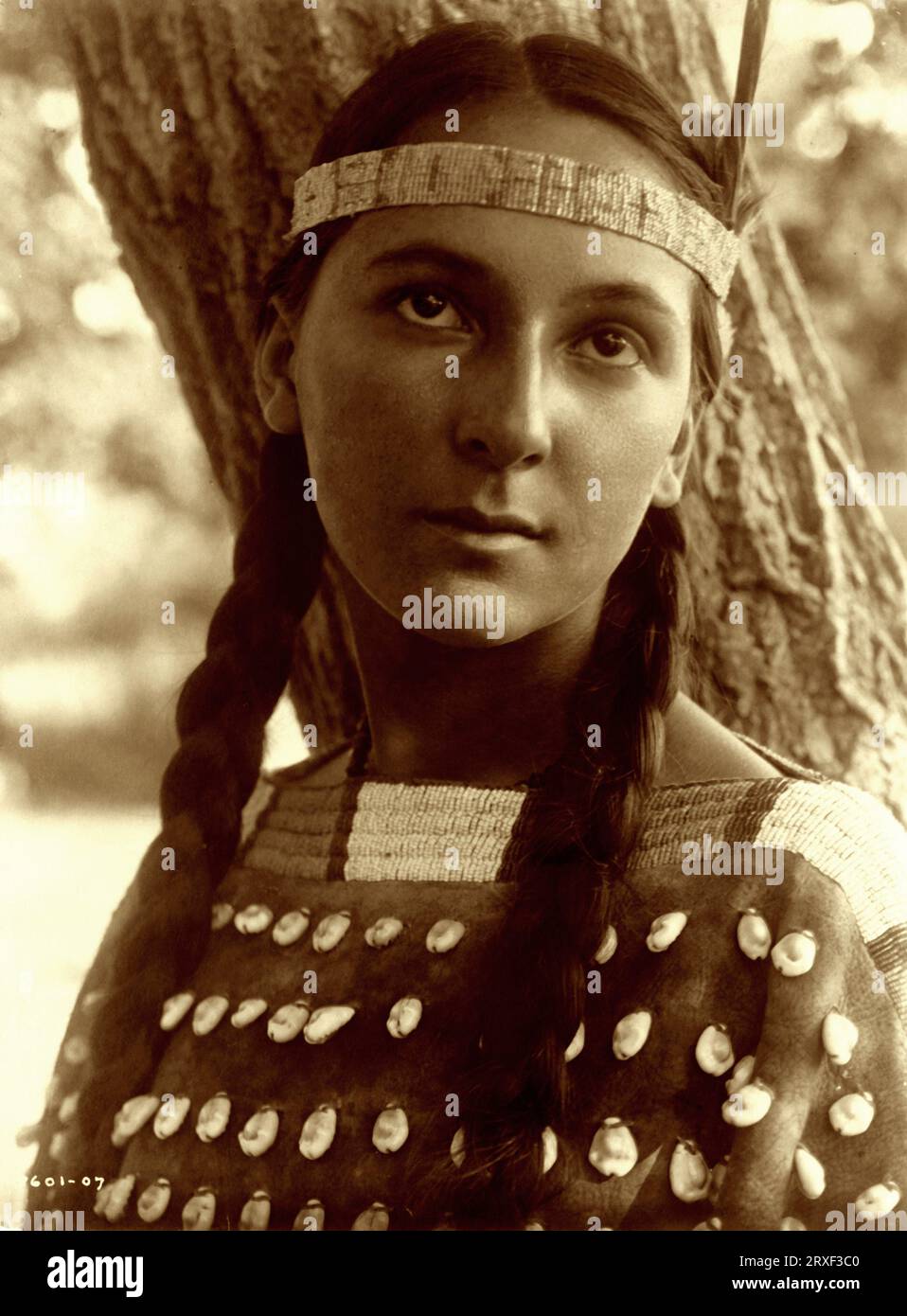 Lucille, Dakota Sioux, von Edward S. Curtis, 1907 Lucille. Kopf-Schulter-Porträt einer Dakota-Frau, die vor einem Baum steht. Foto: Edward Sheriff Curtis, 1907. Stockfoto