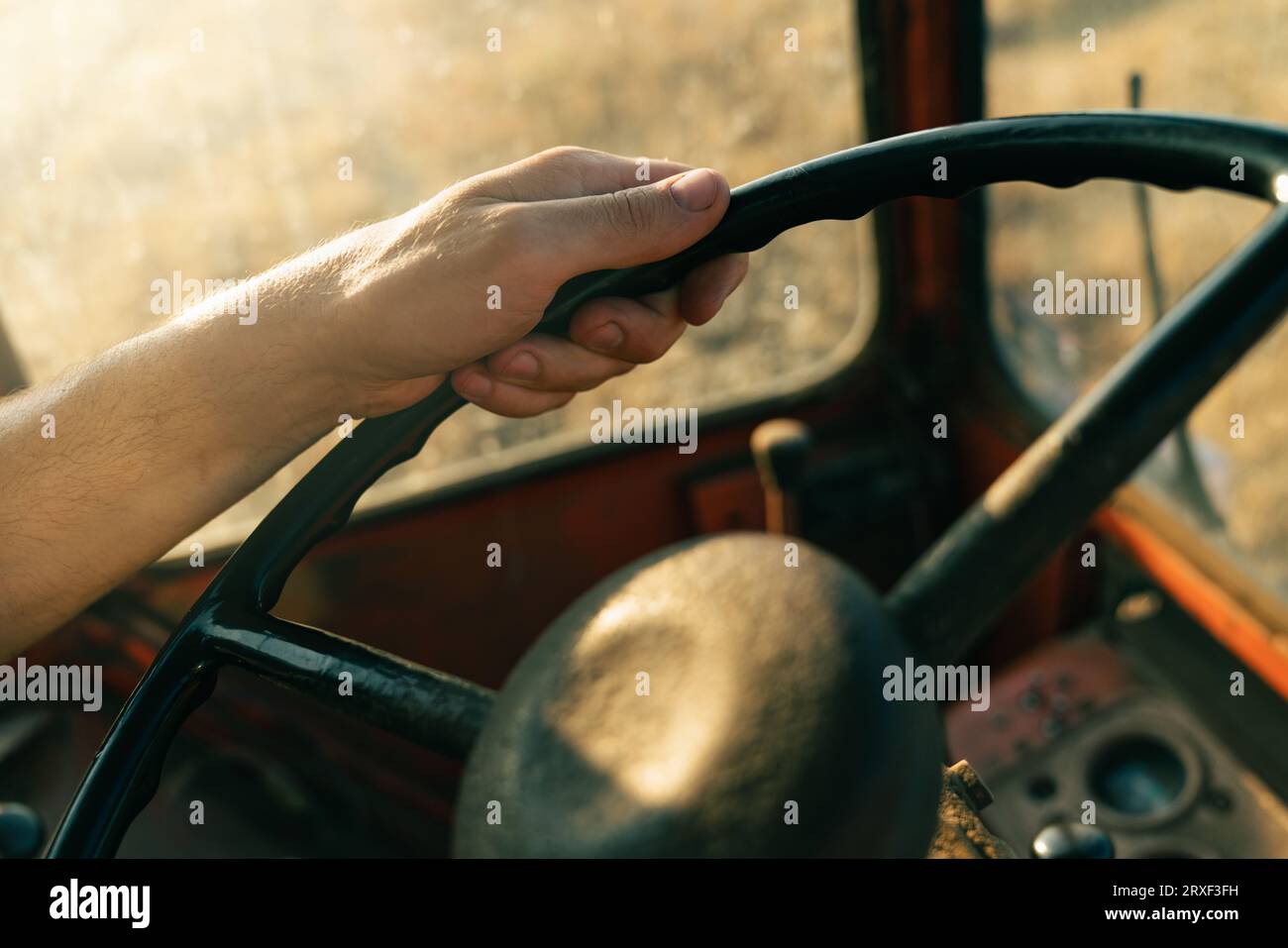 Man fährt einen Traktor. Hand ist nah dran. Stockfoto