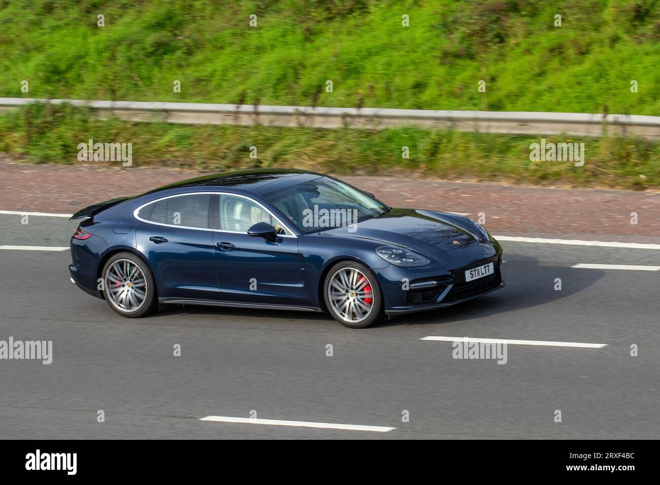 2017 Porsche Panamera Turbo S-A V8 550 Twin Turbo PDK Auto Blue Car Hatchback Benzin 3996 ccm, 4,0-Liter-V8-Motor fährt mit Geschwindigkeit auf der Autobahn M6 in Greater Manchester, Großbritannien Stockfoto