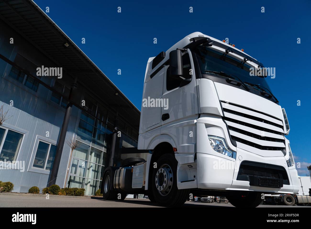 Neuer Stapler steht vor dem Händlerbetrieb. Stockfoto