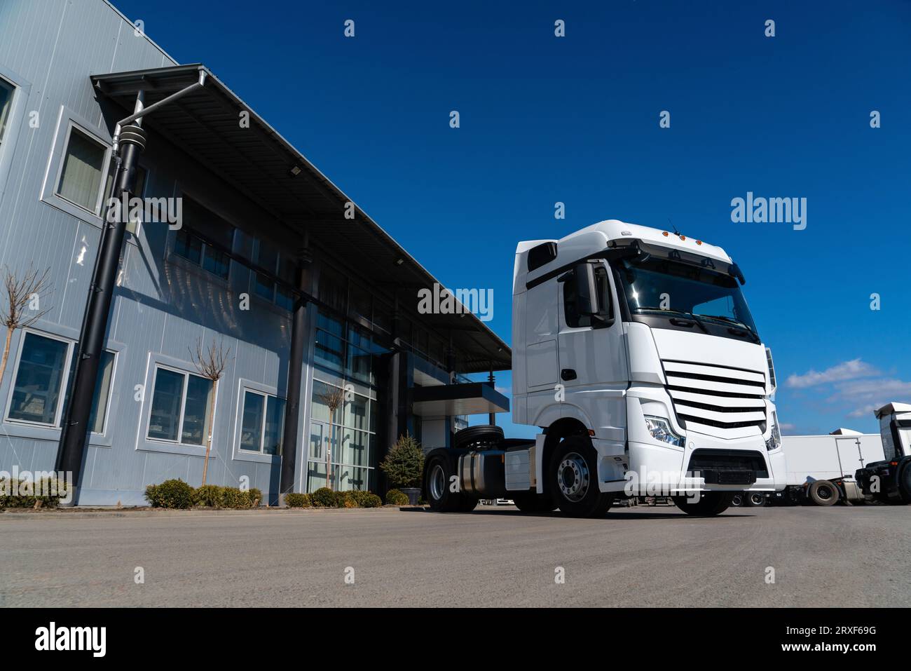 Neuer Stapler steht vor dem Händlerbetrieb. Stockfoto