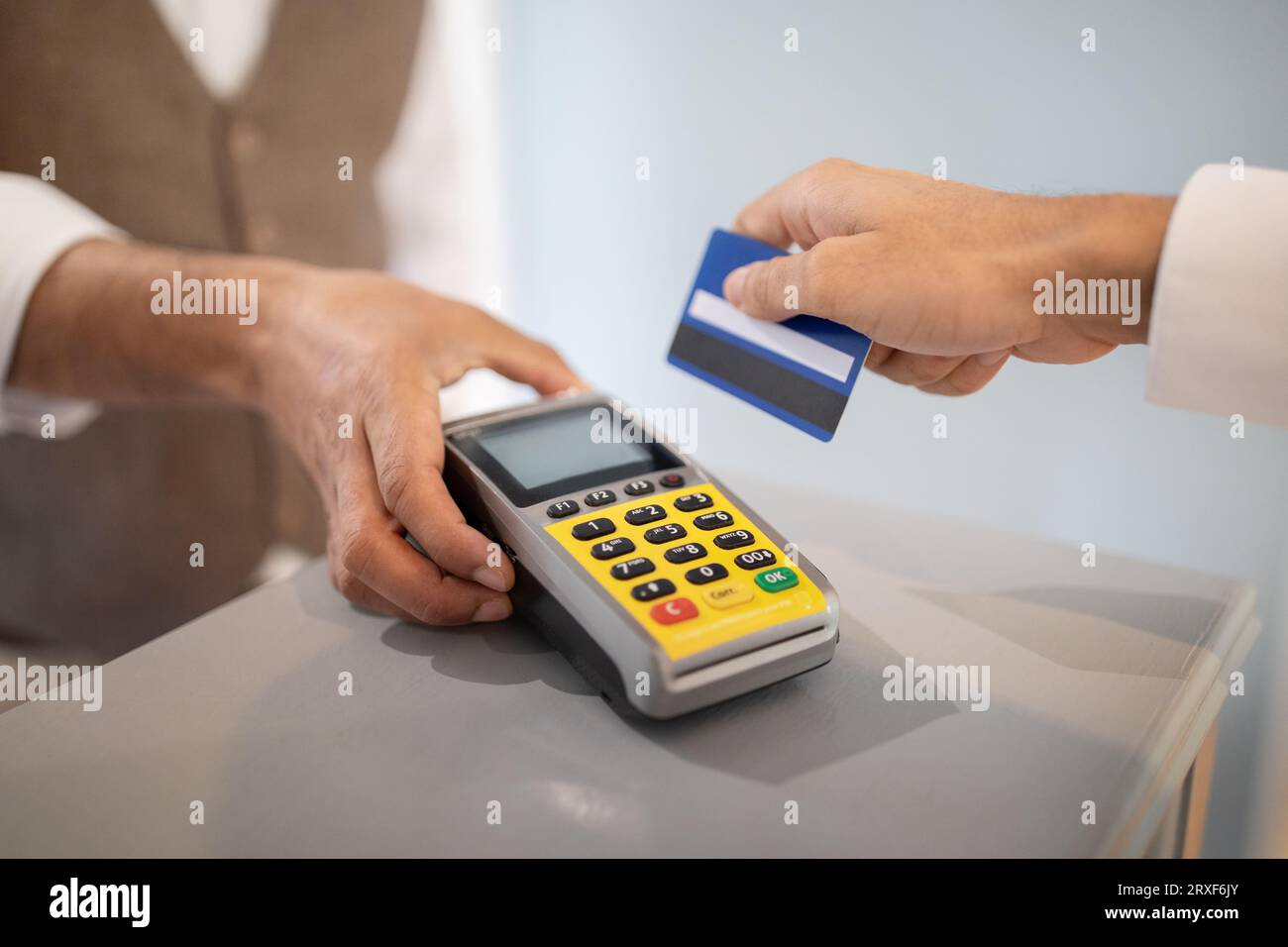 Kundenmann, Der Die Kreditkarte Über Terminal Indoor Bezahlt, Nahaufnahme Stockfoto