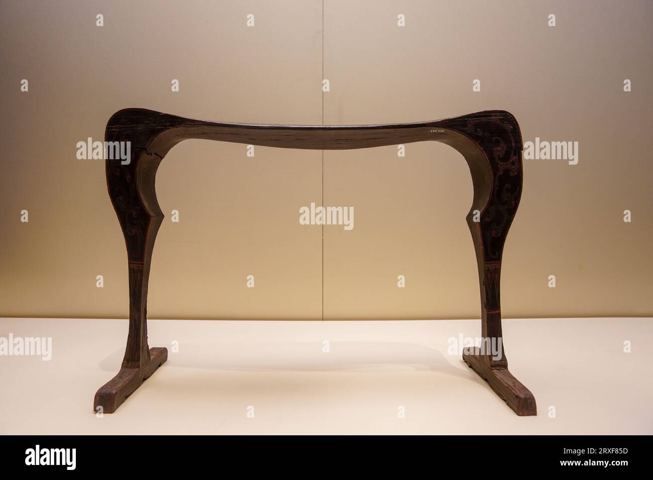 Peking China, 18. Februar 2023: Lehnen Sie sich auf einen Schreibtisch im chinesischen Nationalmuseum. Stockfoto