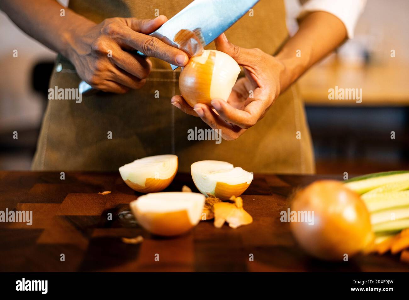 Peeling the Onion, Hintergründe für Werbung und Tapeten in Essen und Kochszenen. Aktuelle Bilder bei Dekorationsideen. Stockfoto