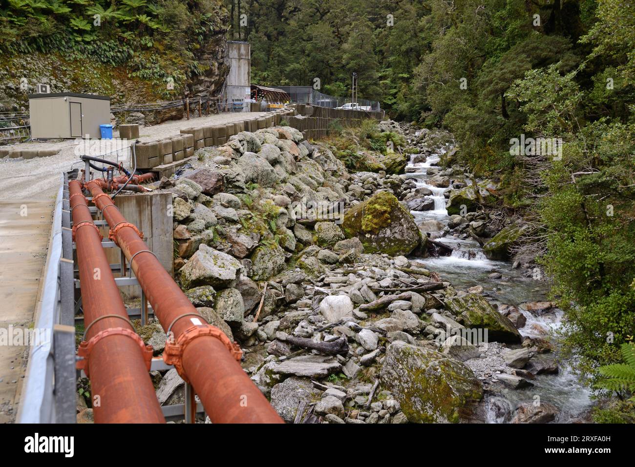 GREYMOUTH, NEUSEELAND, 20. MAI 2015: Der Pike River fließt am 20. Mai 2015 in der Nähe von Greymouth, Neuseeland, am Eingang zur Pike River Coal Mine vorbei. 29 Mine Stockfoto