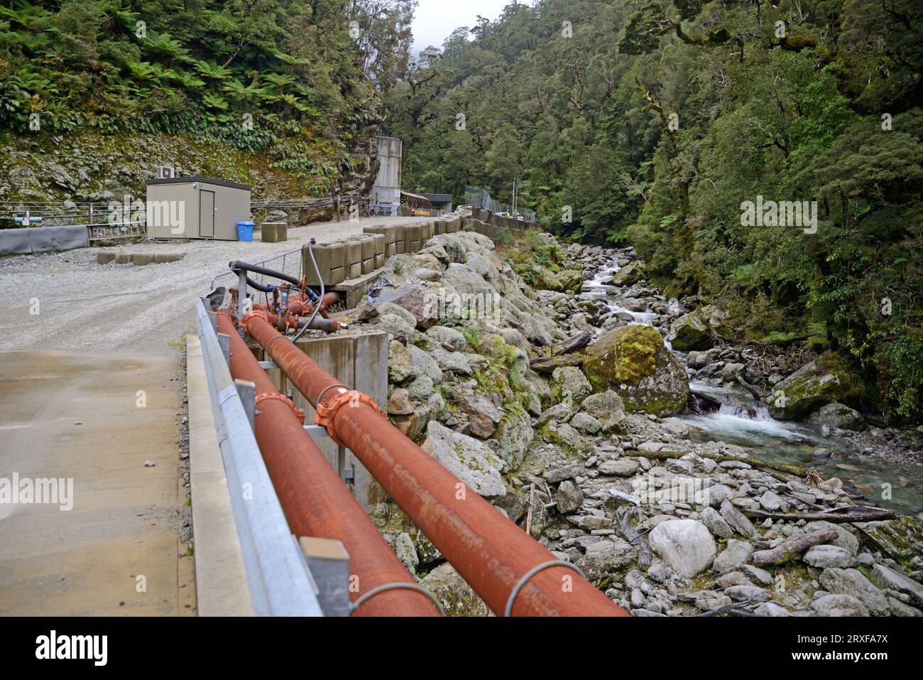 GREYMOUTH, NEUSEELAND, 20. MAI 2015: Der Pike River fließt am 20. Mai 2015 in der Nähe von Greymouth, Neuseeland, am Eingang zur Pike River Coal Mine vorbei. 29 Mine Stockfoto