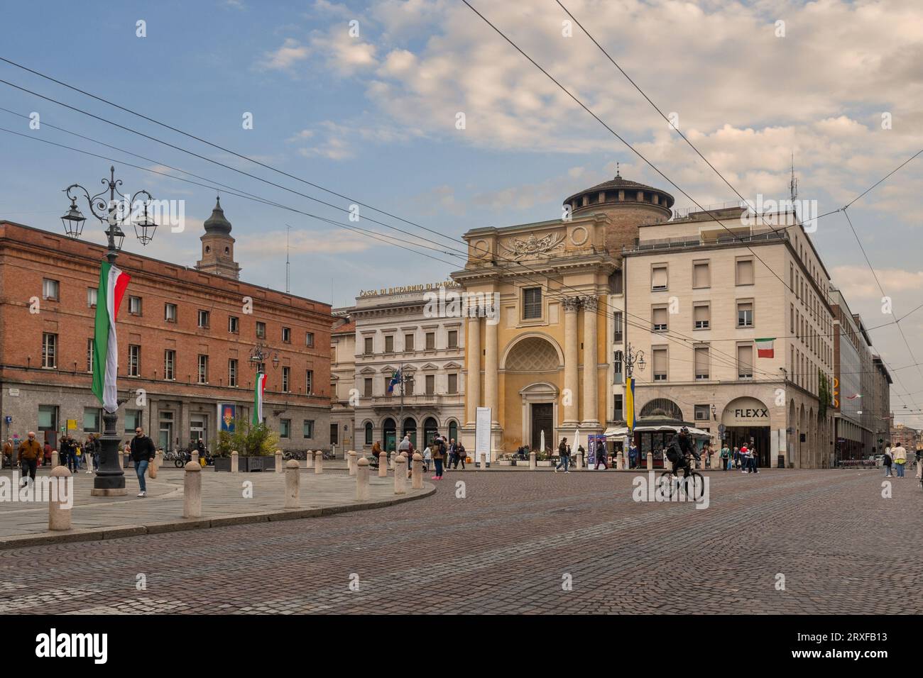 Blick auf den Giuseppe Garibaldi-Platz mit der Kirche St. Peter (1762) im neoklassizistischen Stil, im Frühjahr bei Sonnenuntergang, Parma, Emilia-Romagna, Italien Stockfoto