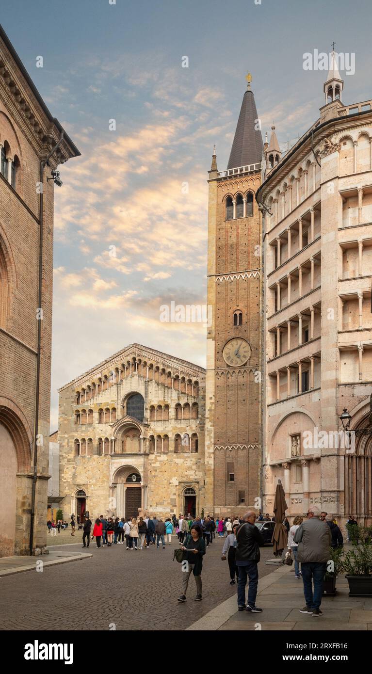 Die Parma-Kathedrale (1059-1178) im romanischen Stil mit dem Glockenturm (63 Meter hoch) und dem achteckigen Baptisterium (1196-1270), Parma Stockfoto