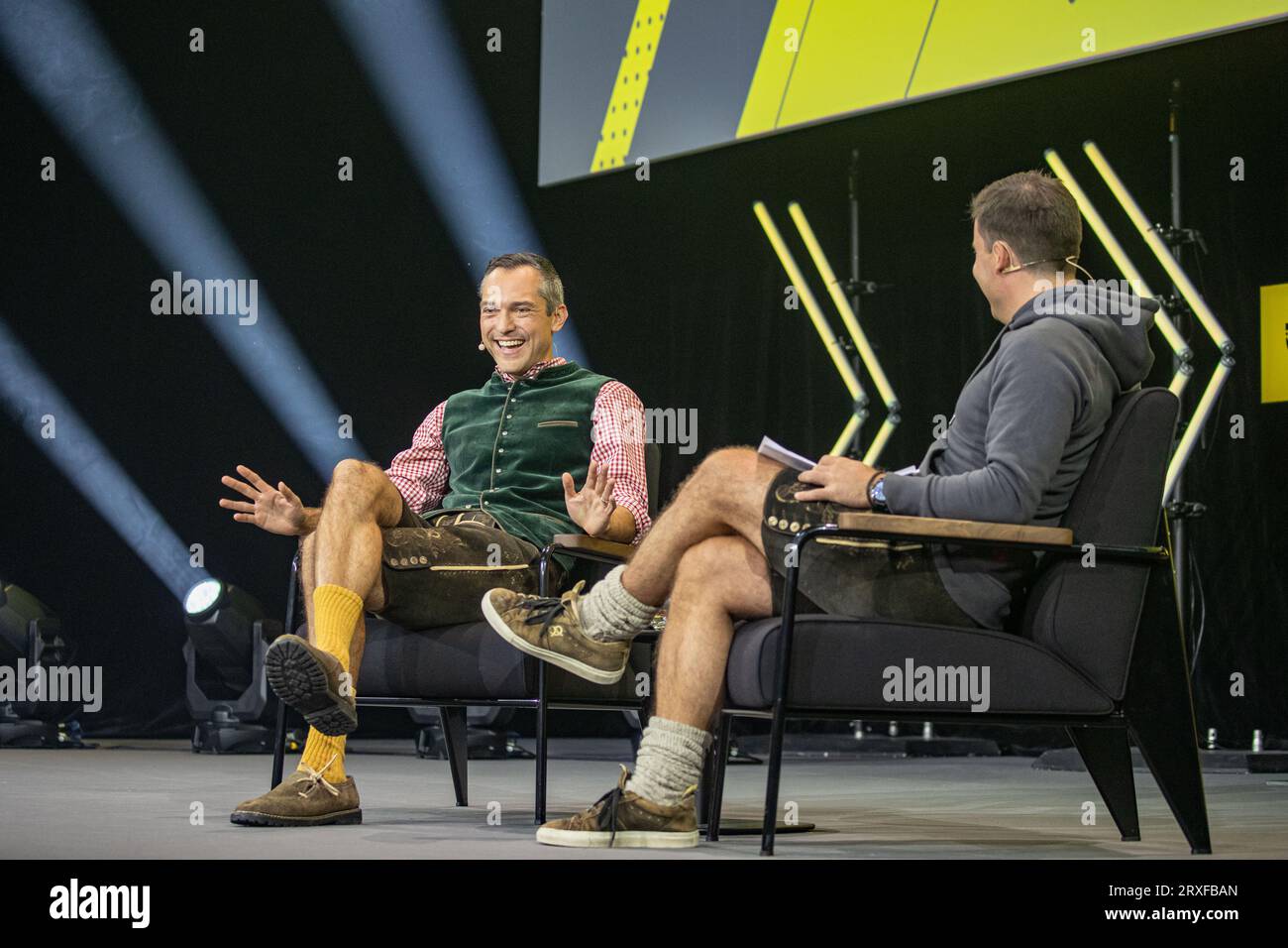 München, Deutschland. September 2023. Airbnb Gründer und CTO Nathan Underwood Blecharczyk, Felix Haas bei der 10. Bits 'n Pretzels am 24.9.2023 in München. Die BNP wird Start-ups, Kunden und Investoren zusammenführen. Die Messe ist auf 5000 Besucher limitiert. -- AirBnB Gründer und CTO Nathan Underwood Blecharczyk, Felix Haas bei der 10th Bits 'n Pretzels am 24. September 2023 in München. Die BNP will Start-ups, Kunden und Investoren zusammenbringen. Die Messe ist auf 5000 Besucher beschränkt. (Foto: Alexander Pohl/SIPA USA) Credit: SIPA USA/Alamy Live News Stockfoto