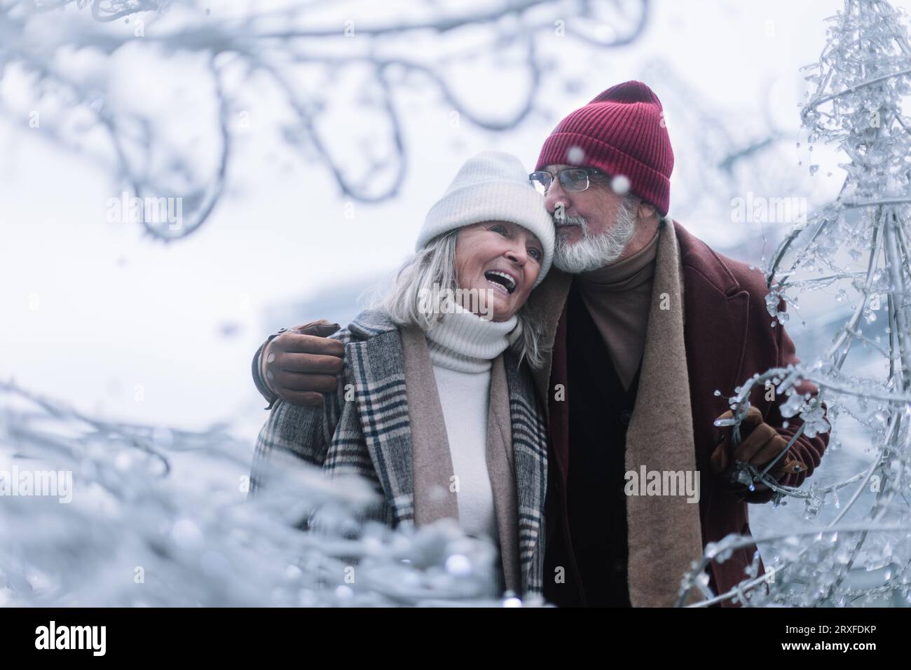 Seniorenpaar, das im Winter im Stadtzentrum spaziert. Stockfoto