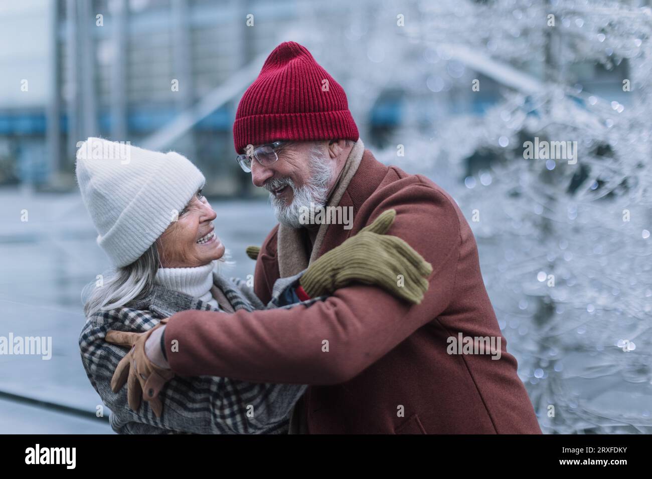 Porträt von Senioren im Winter auf der Eislaufbahn im Freien. Stockfoto