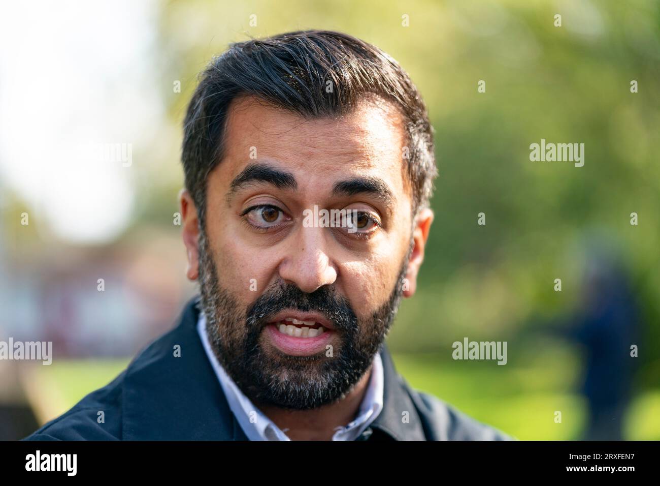 Glasgow, Schottland, Großbritannien. 25. September 2023. Humza Yousaf, erster Minister und SNP-Führer, schließt sich Stephen Flynn und SNP-Kandidat Katy Loudon am Cambuslang Miners Monument heute vor den Nachwahlen in Rutherglen und Hamilton West an, die am 5. Oktober stattfinden werden. Iain Masterton/Alamy Live News Stockfoto