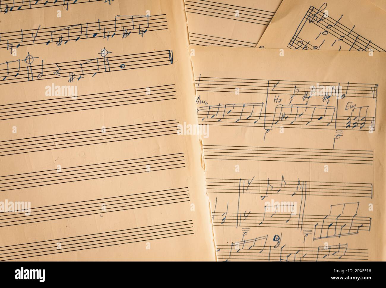 Notizen auf Papier. Altes Notenblatt. Melodie auf Seite. Notizen und Zeilen. Musikkonzept. Rhythmus auf Vintage-Rohling. Tonsymbole und -Schilder. Schlüssel und Notizen. Stockfoto