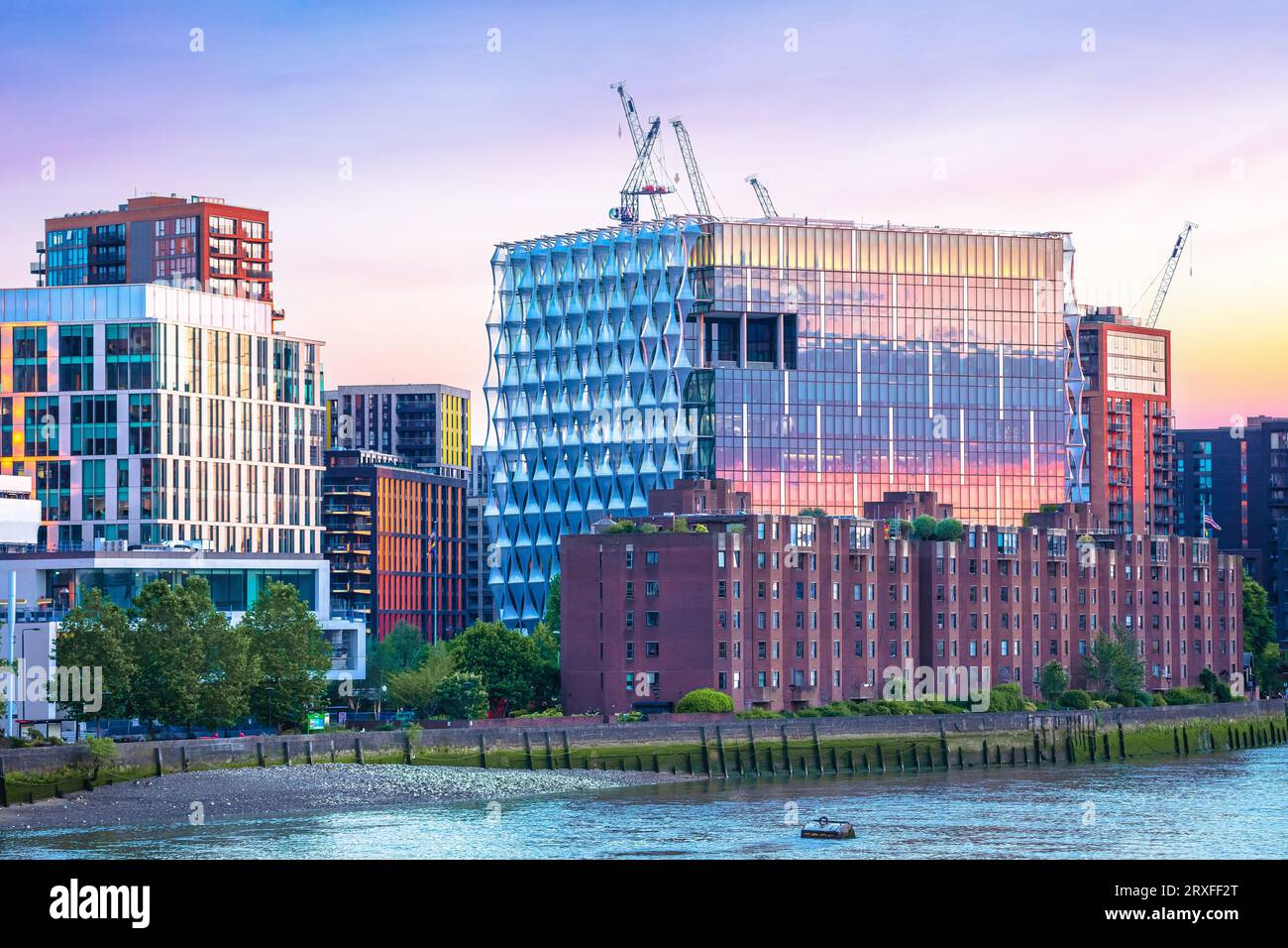 Die Themse an der Londoner Küste und die US-Botschaft mit Blick auf den Sonnenuntergang, die Hauptstadt Großbritanniens Stockfoto