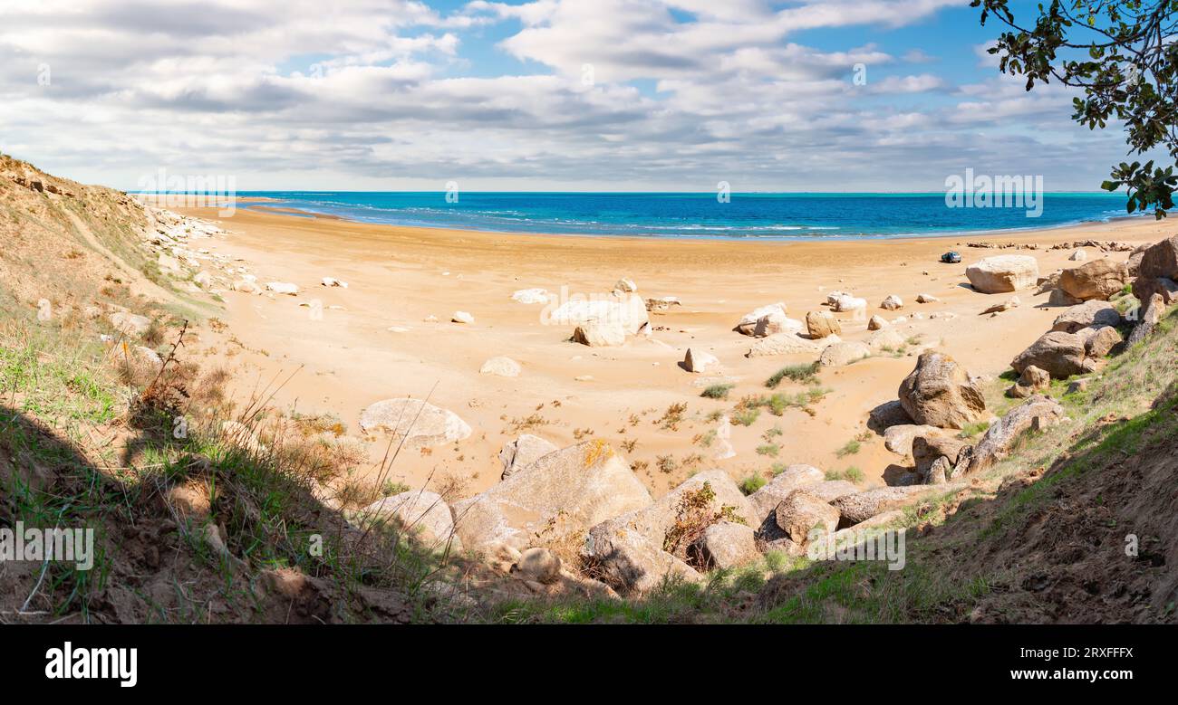 Panoramablick auf den leeren Sandstrand und das blaue Meer Stockfoto