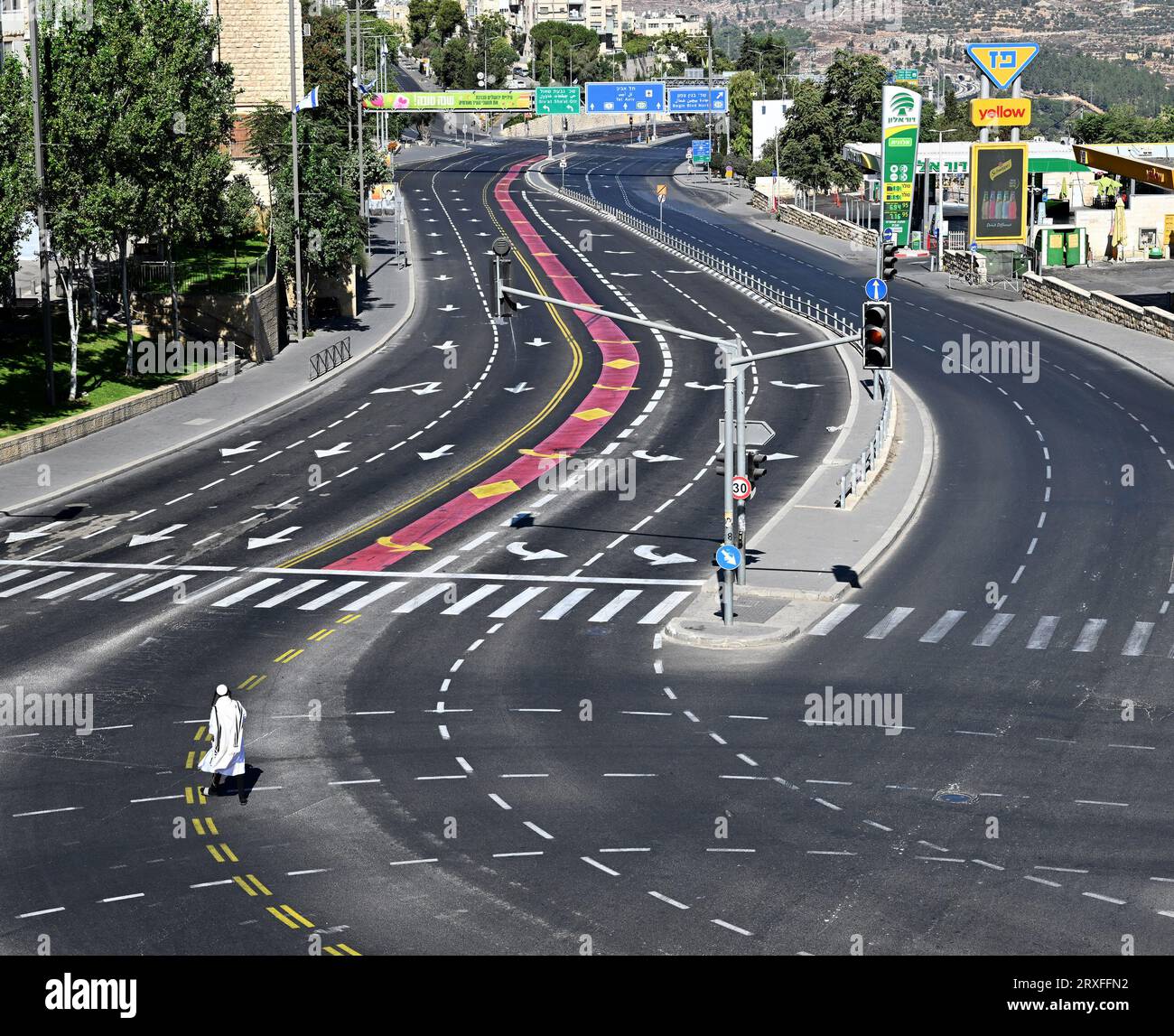 Jerusalem, Israel. September 2023 25. Ein Ultra-orthodoxer jüdischer Mann geht am Montag, den 25. September 2023, auf einer autofreien Autobahn auf dem Yom Kippur, dem Tag des Sühnopfers, in Jerusalem. Israel kommt am Jom Kippur, dem heiligsten Tag des jüdischen Kalenders, zum Stillstand, während Juden fasten, beten, auf das Fahren oder Rauchen verzichten, während sie für die Sünden des vergangenen Jahres Sühne leisten. Foto von Debbie Hill/Credit: UPI/Alamy Live News Stockfoto
