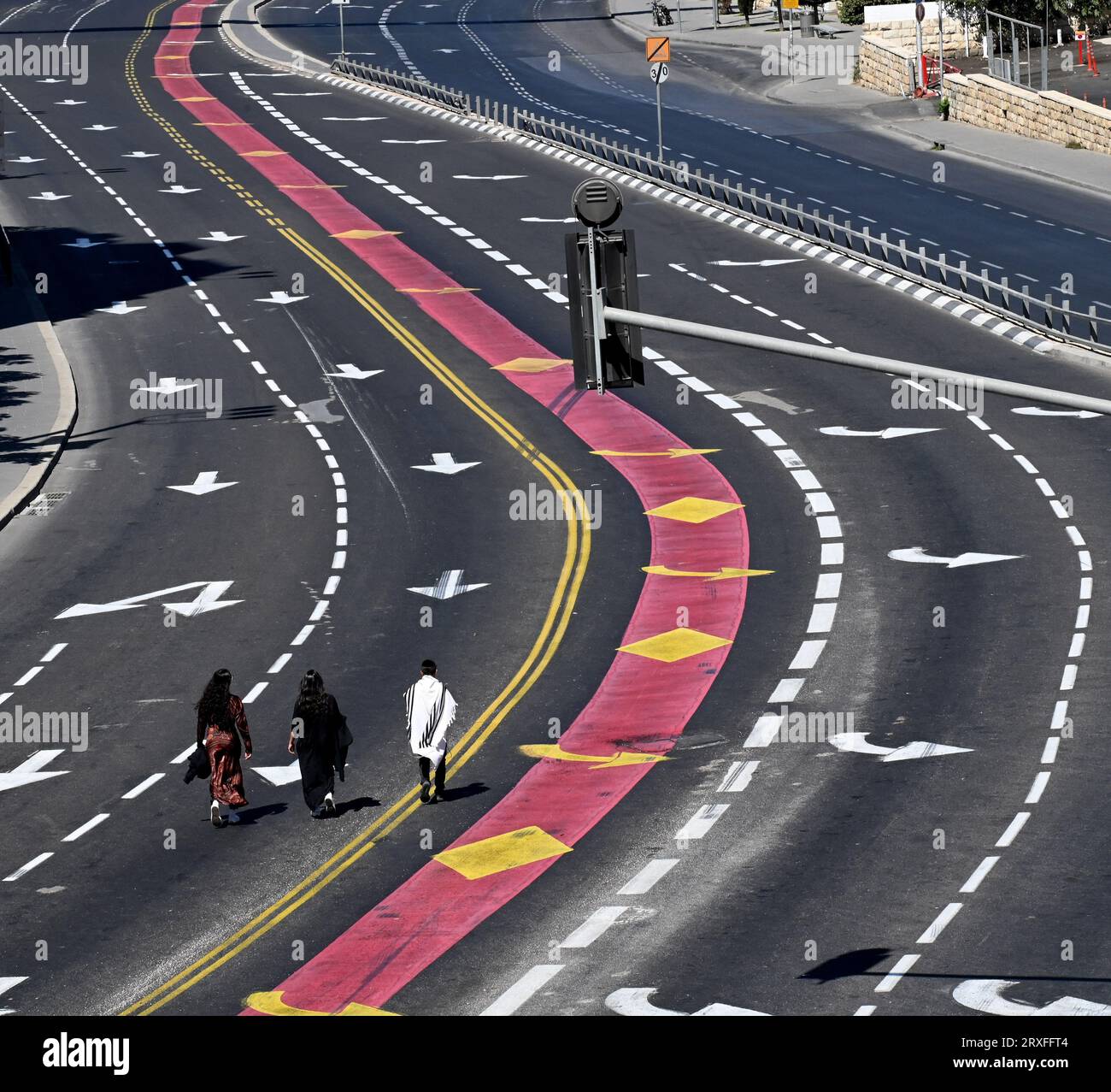 Jerusalem, Israel. September 2023 25. Orthodoxe Juden laufen am Montag, dem 25. September 2023, auf einer autofreien Autobahn auf dem Yom Kippur, dem Tag des Sühnopfers, in Jerusalem. Israel kommt am Jom Kippur, dem heiligsten Tag des jüdischen Kalenders, zum Stillstand, während Juden fasten, beten, auf das Fahren oder Rauchen verzichten, während sie für die Sünden des vergangenen Jahres Sühne leisten. Foto von Debbie Hill/Credit: UPI/Alamy Live News Stockfoto