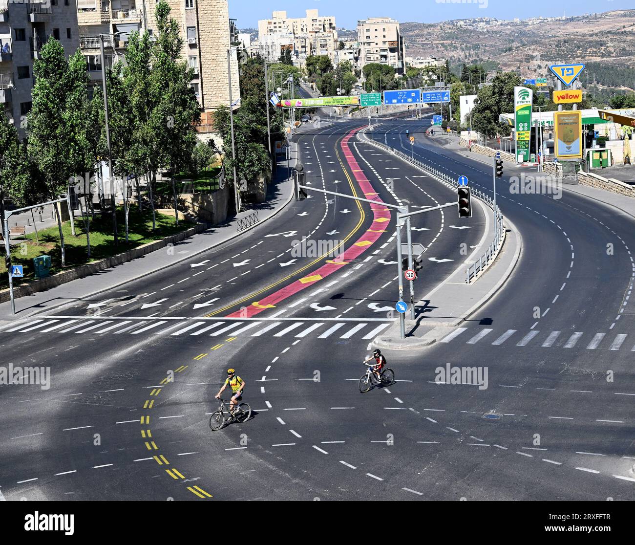Jerusalem, Israel. September 2023 25. Israelische Radfahrer fahren am Montag, den 25. September 2023, auf einer autofreien Autobahn auf dem Yom Kippur, dem Sühnungstag, in Jerusalem. Israel kommt am Jom Kippur, dem heiligsten Tag des jüdischen Kalenders, zum Stillstand, während Juden fasten, beten, auf das Fahren oder Rauchen verzichten, während sie für die Sünden des vergangenen Jahres Sühne leisten. Foto von Debbie Hill/Credit: UPI/Alamy Live News Stockfoto